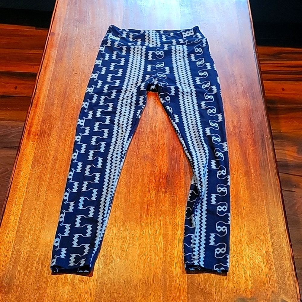 Womens LulaRoe- Navy designed Leggings- butter soft OS.